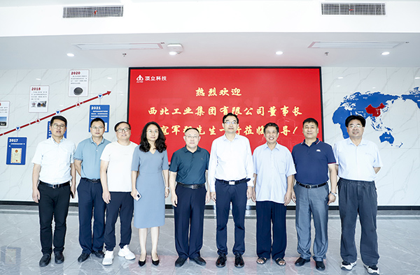 西北工业集团党委书记、董事长寇军强一行考察AG恒峰科技 (3).JPG 西北工业集团党委书记、董事长寇军强一行考察AG恒峰科技 (3).JPG