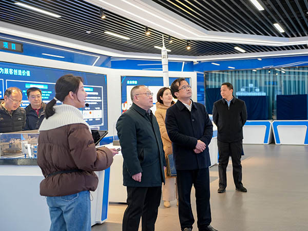 省工信厅副厅长欧阳晓风一行莅临AG恒峰科技调研 (2).JPG