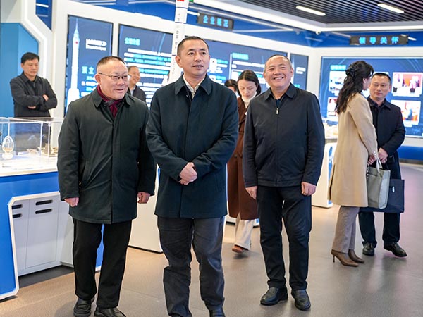 省直机关工委副书记汤立斌一行莅临AG恒峰科技调研 (1).JPG