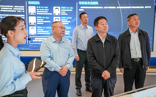 省政协副主席何寄华一行莅临AG恒峰科技调研 (2).jpg