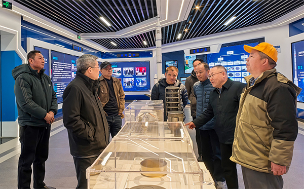 材料基因工程专家谢建新院士莅临AG恒峰科技考察 (1).jpg